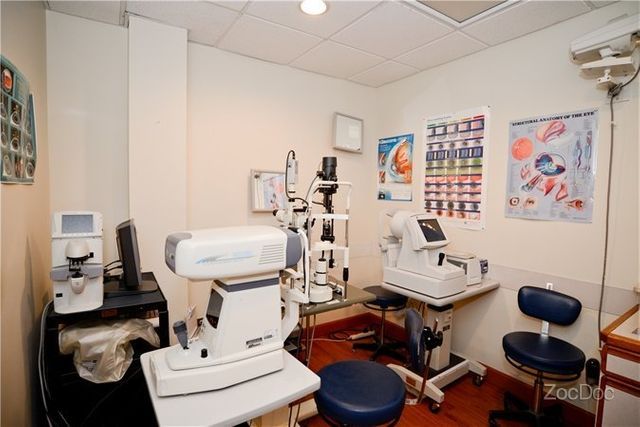 Ophthalmologist Studio — Staten Island, NY — Advanced Vision Care Associates