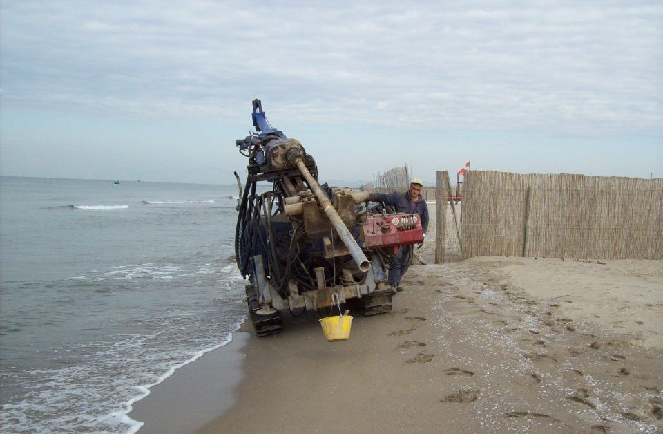 lavori di caratterizzazione nelle vicinanze del lago