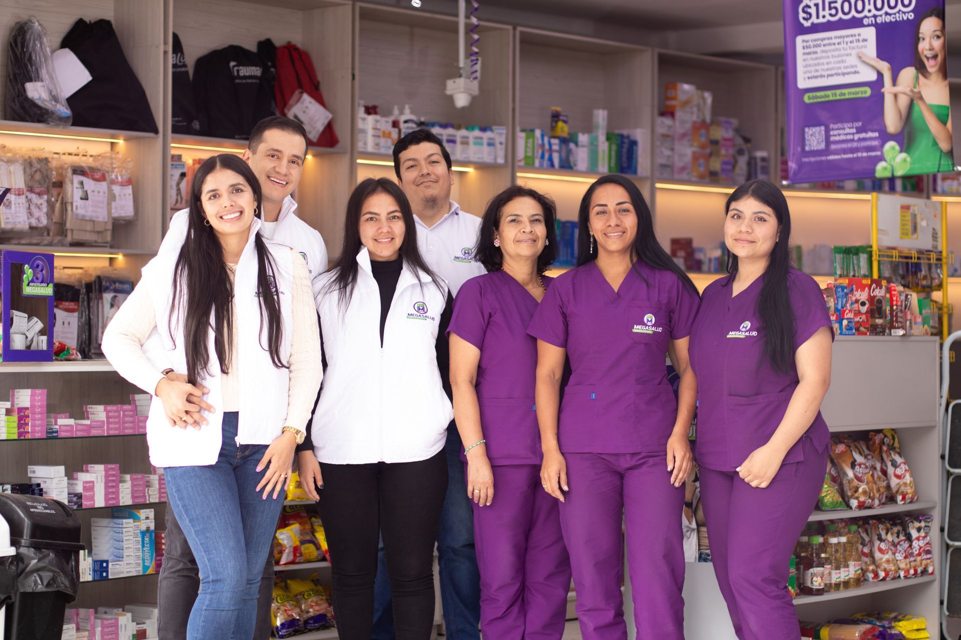 Una mujer sostiene una bolsa de compras frente a un farmacéutico.