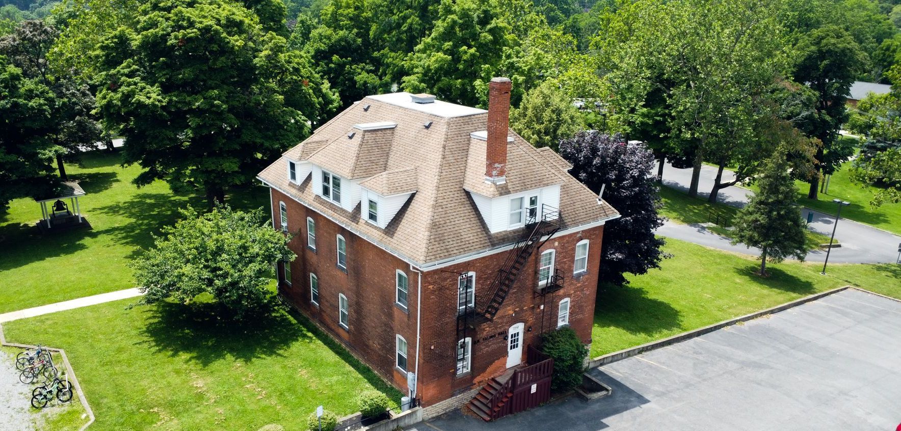 a picture of Faling building 