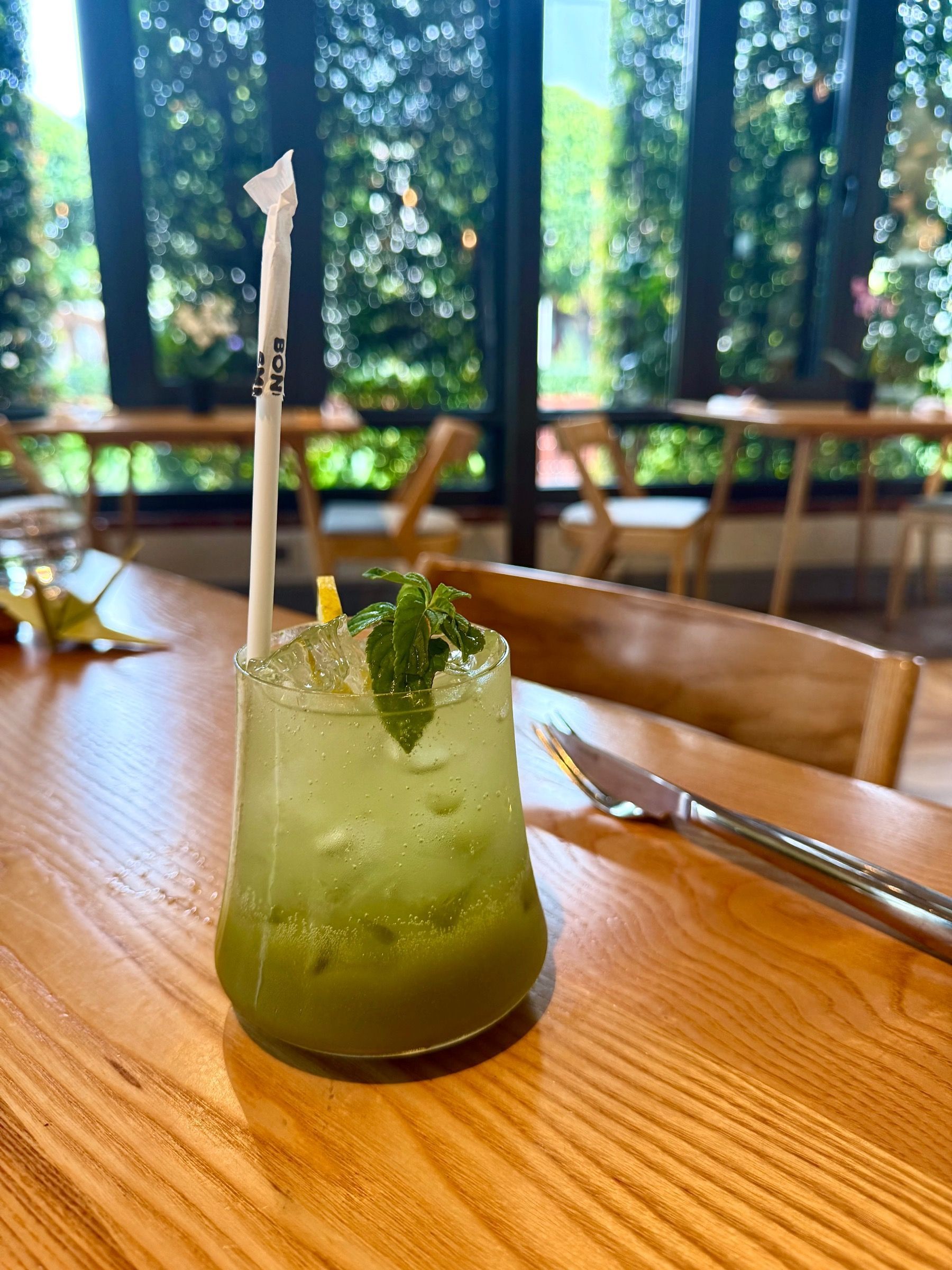 No-jito mocktail in minimalist glassware at Oku Franschhoek.