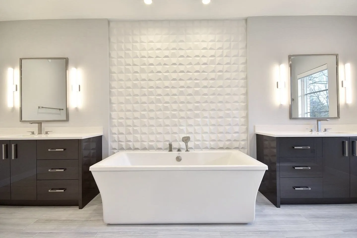 A bathroom with two sinks and a bathtub.