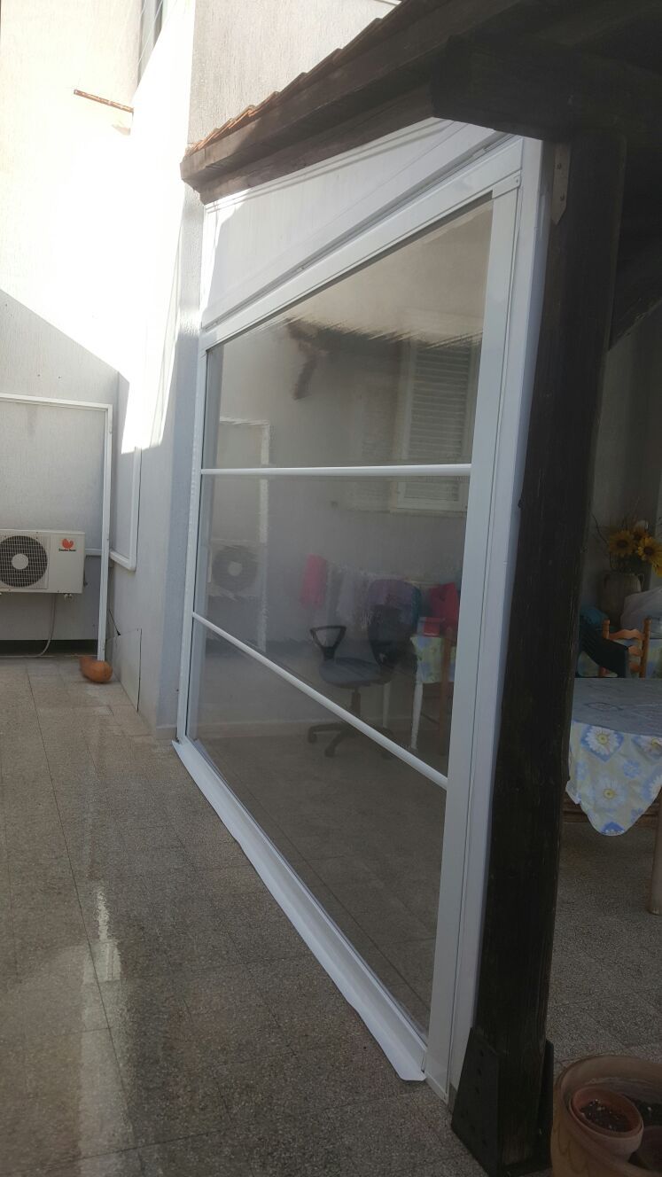 Tenda modello antivento prevista di binario scorrevole all'interno del cassonetto