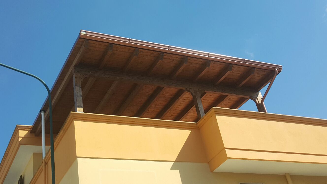 Copertura colore noce con gronda in alluminio platinato