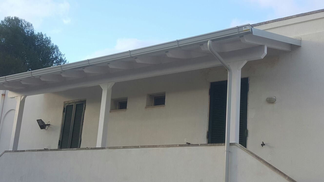 Copertura in legno colore decapè con gronda bianco grigio