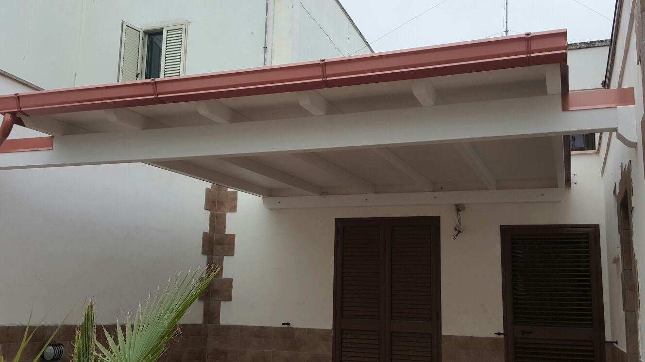 Copertura in legno lamellare colore decapè bianco con gronda alluminio e rame