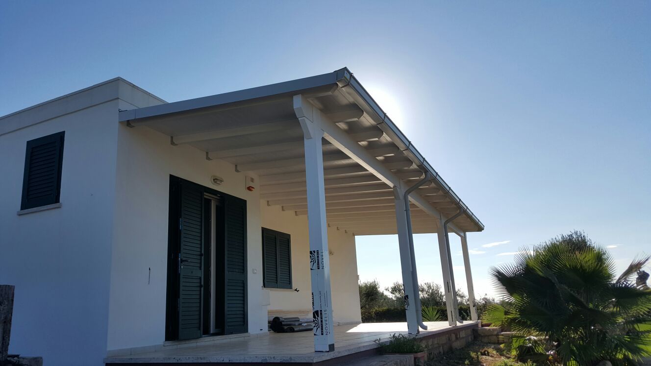 Copertura in legno lamellare colore decapè bianco con gronde e rifiniture bianco