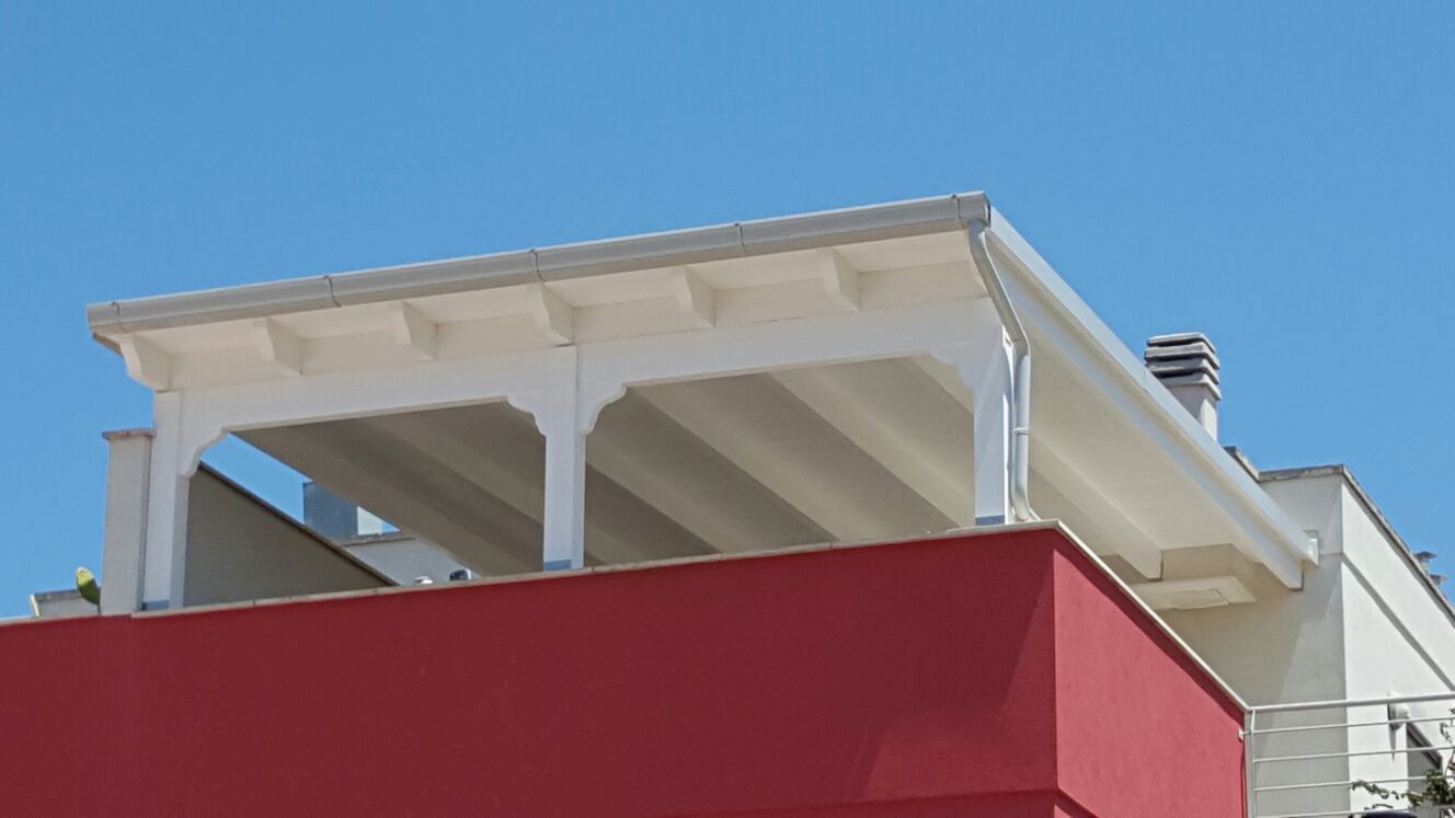 Copertura in legno lamellare colore decapè bianco con gronde e rifiniture bianco