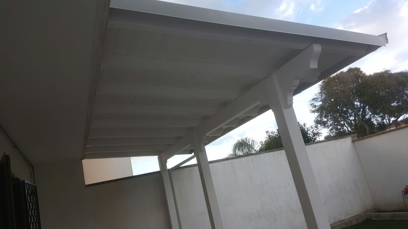 Copertura in legno lamellare colore decapè con rifiniture bianco grigie