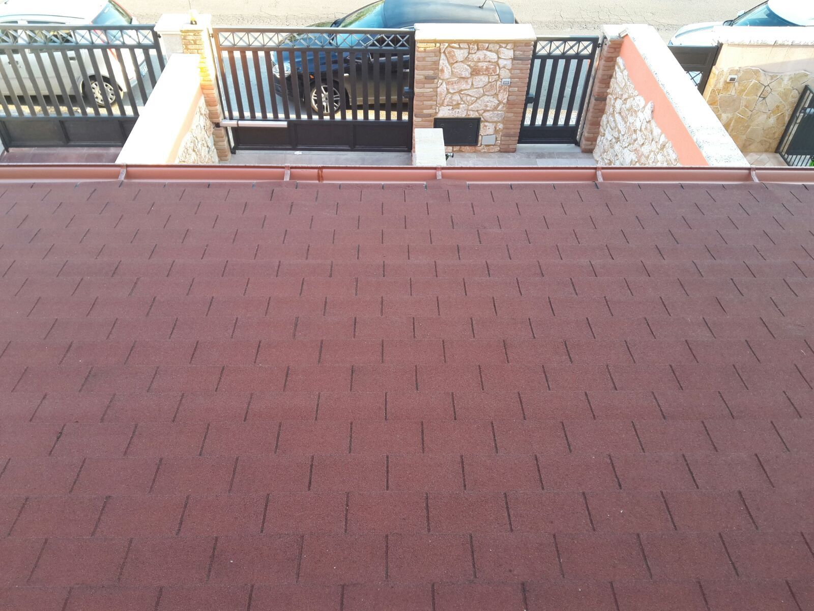 Copertura in legno lamellare con tegola canadese rossa