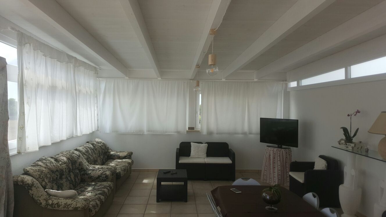 Copertura in legno lamellare di colore decapè con travi 8x20