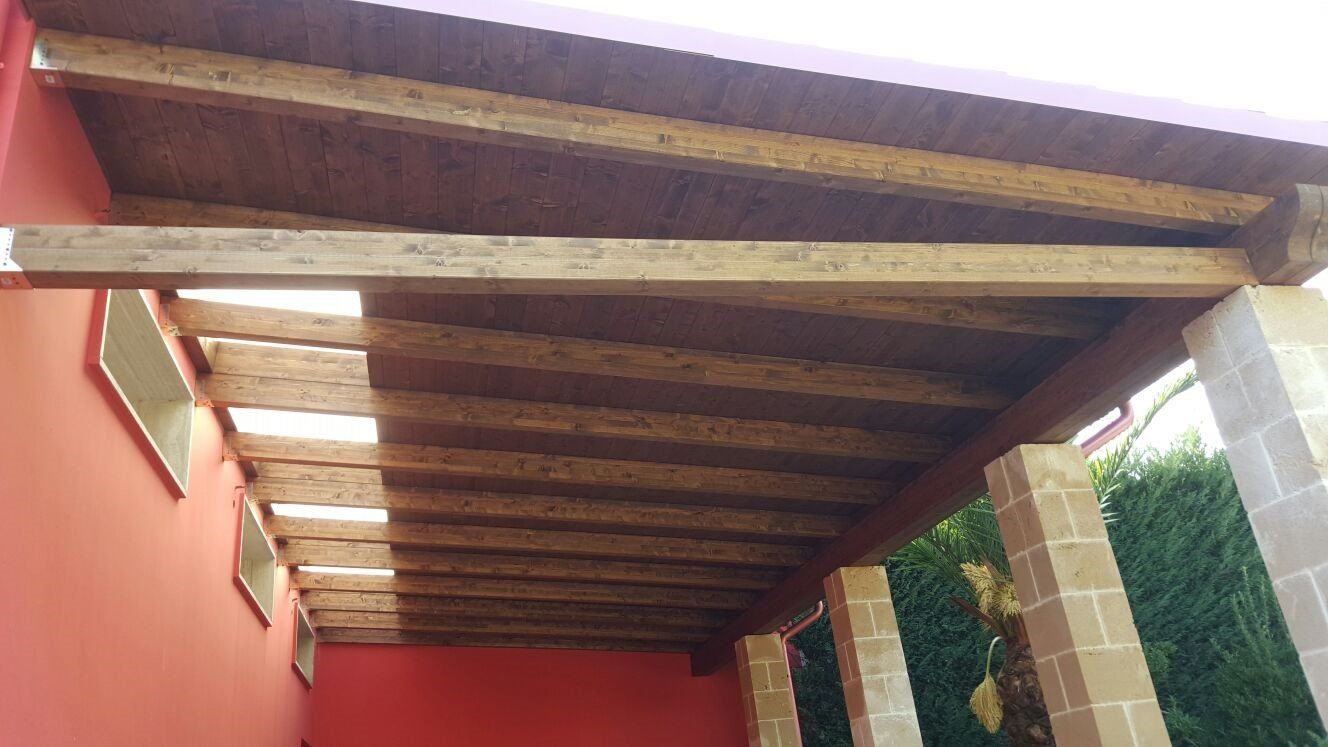 Tettoia in legno lamellare con vetri opachi