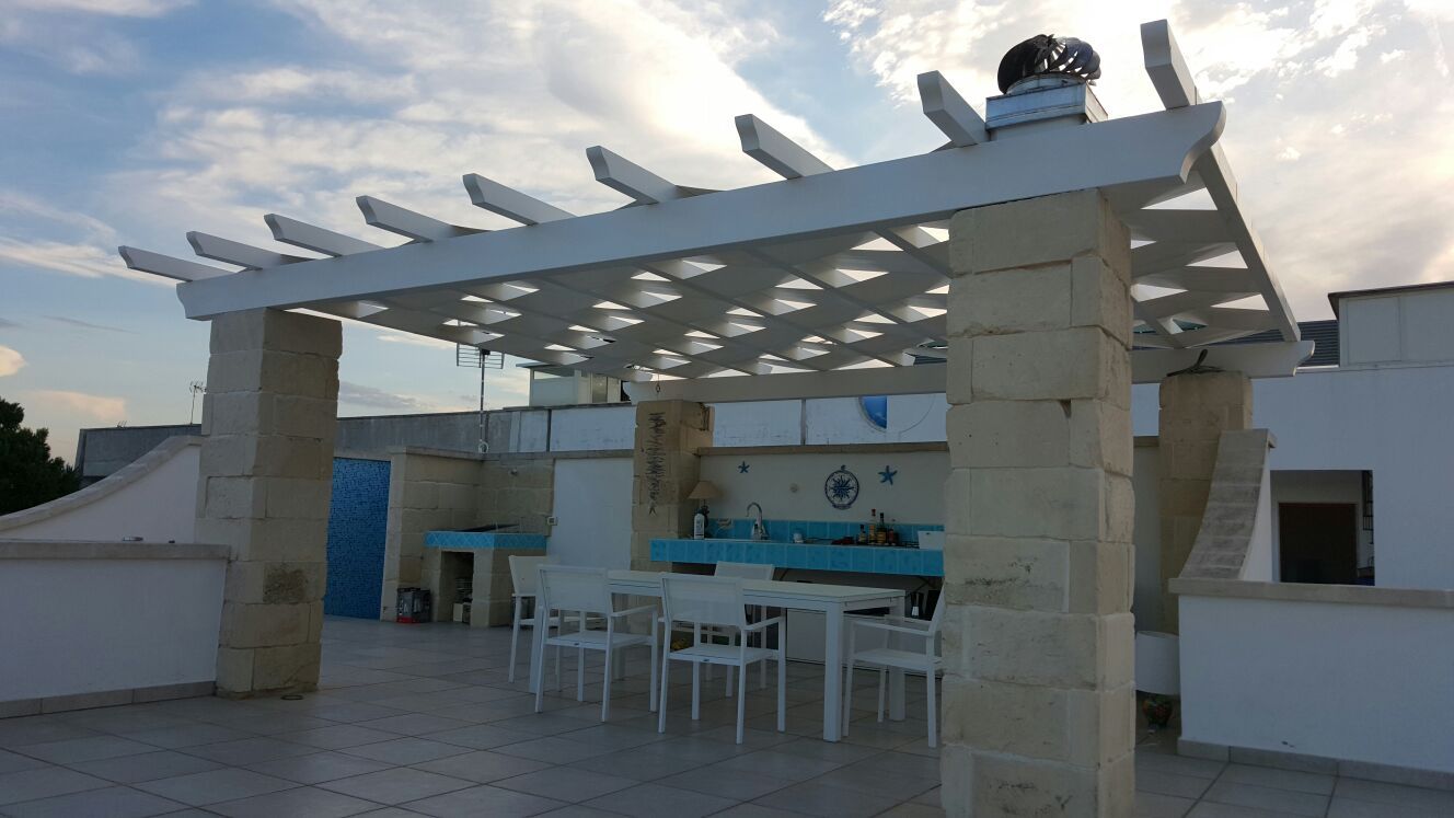 Tettoia con teli incrociati