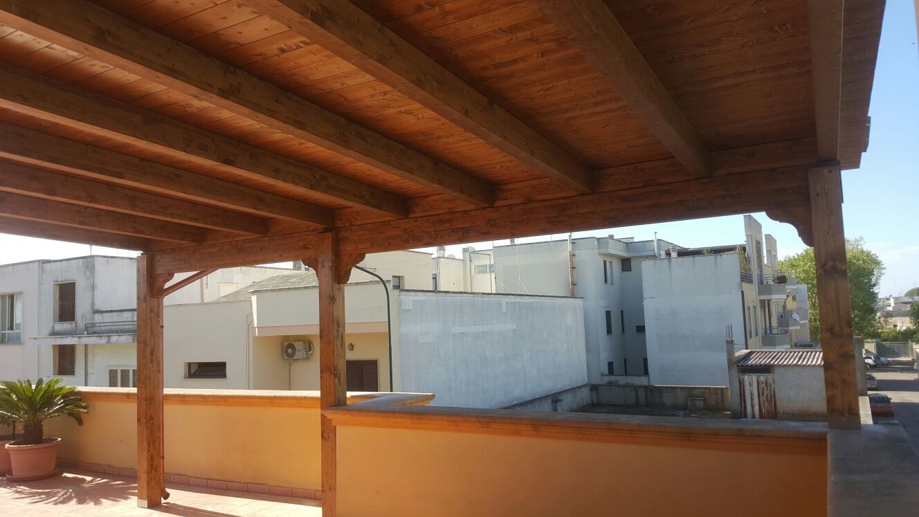 Struttura in legno lamellare di colore noce predisposta con chiusure in PVC