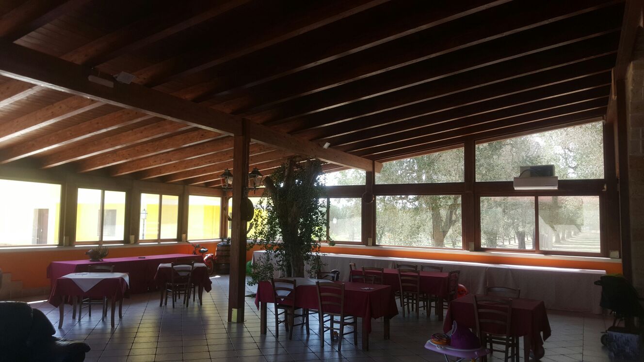 Struttura di colore noce con travi superiore alla portata