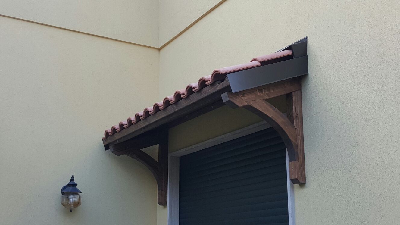 Pensilina in legno lamellare di colore noce con tegola portoghese rossa