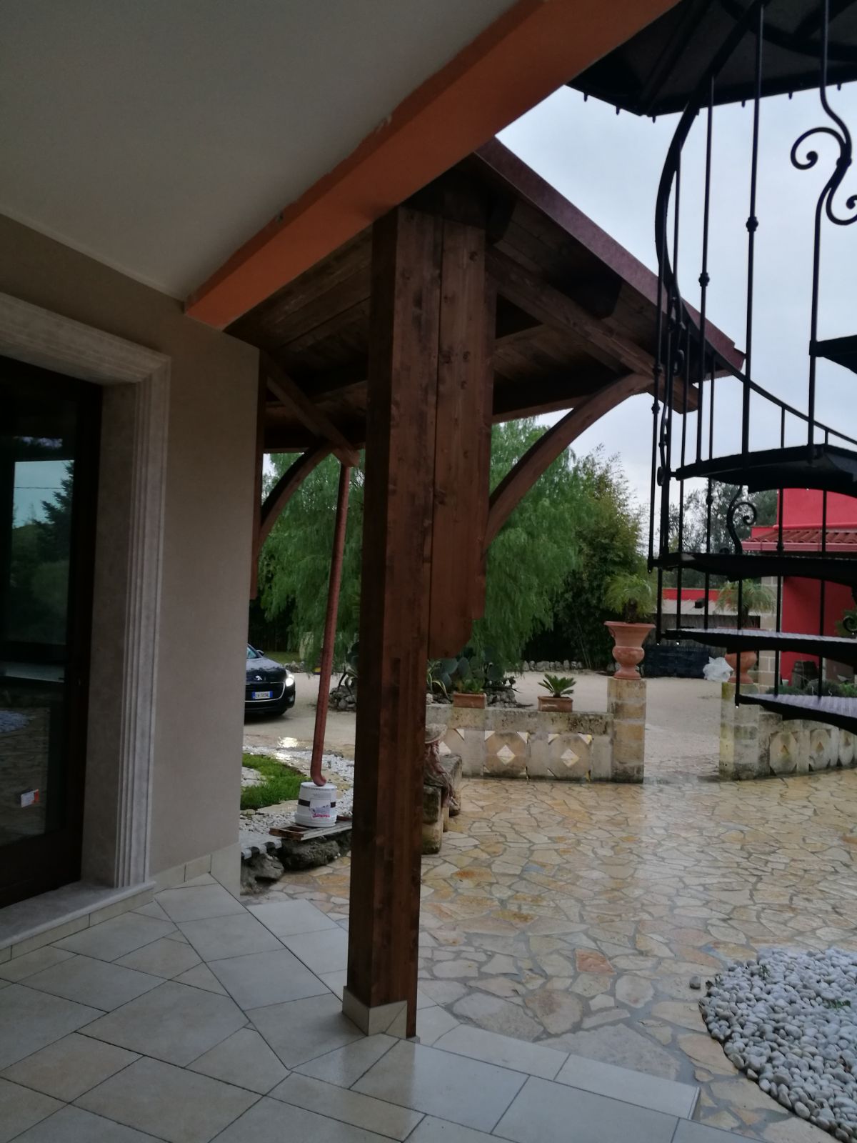 Pensilina con archi di supporto sporgenza 170cm