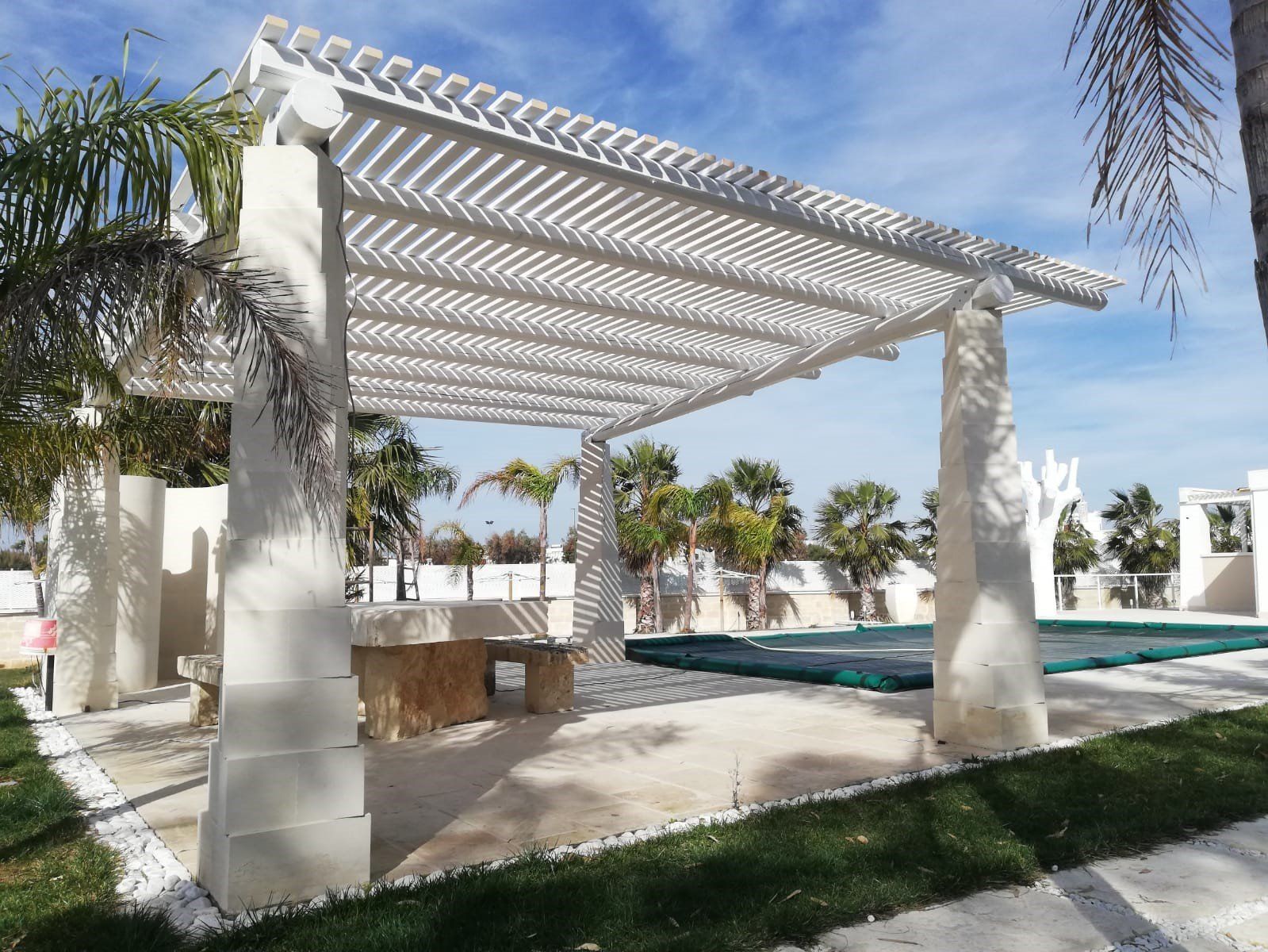 Frangisole con travi uso fiume + listelli in legno lamellare