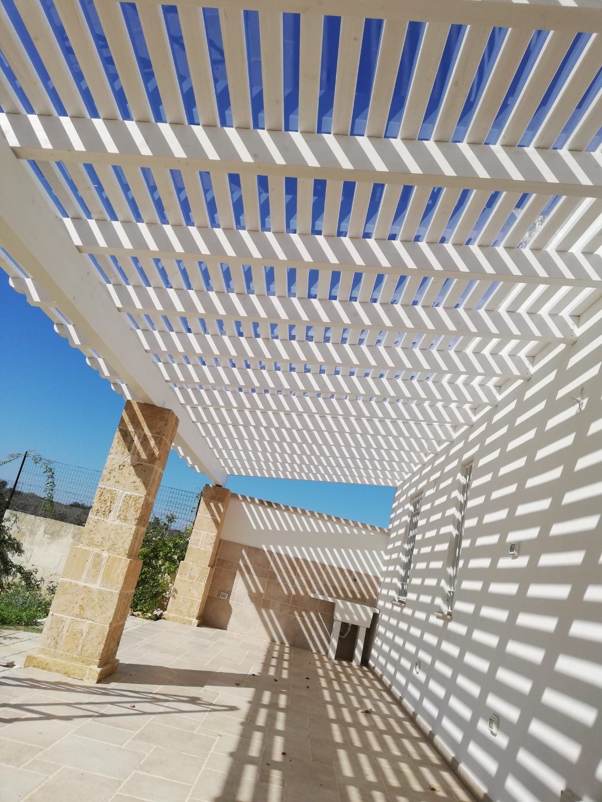 Frangisole con listelli lamellari e con policarbonato trasparente