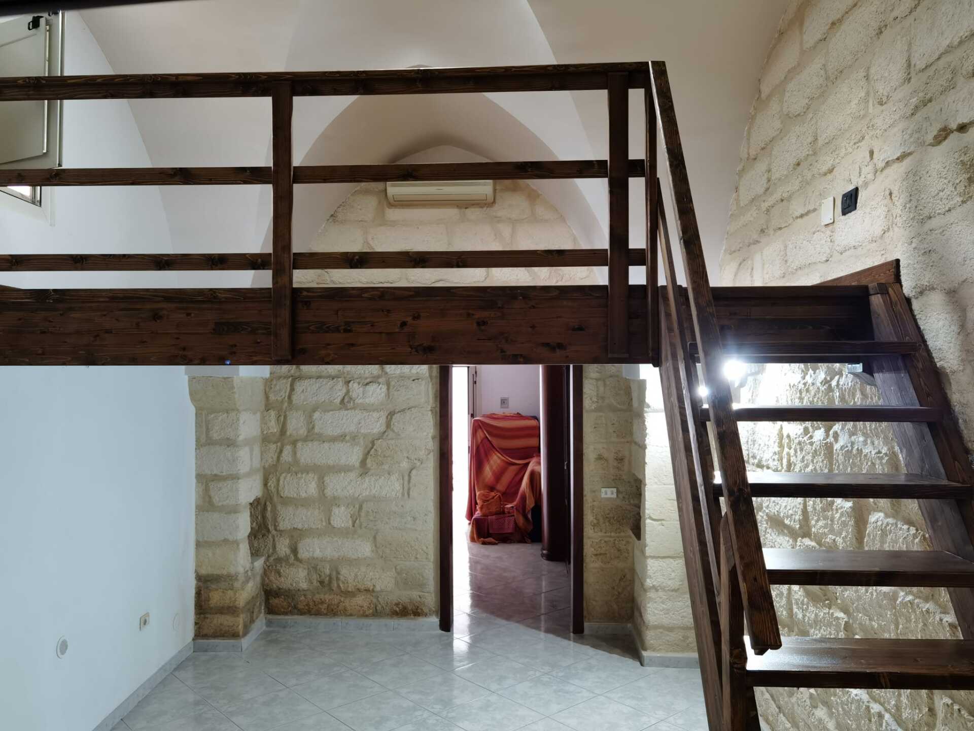 Soppalco con scala in legno