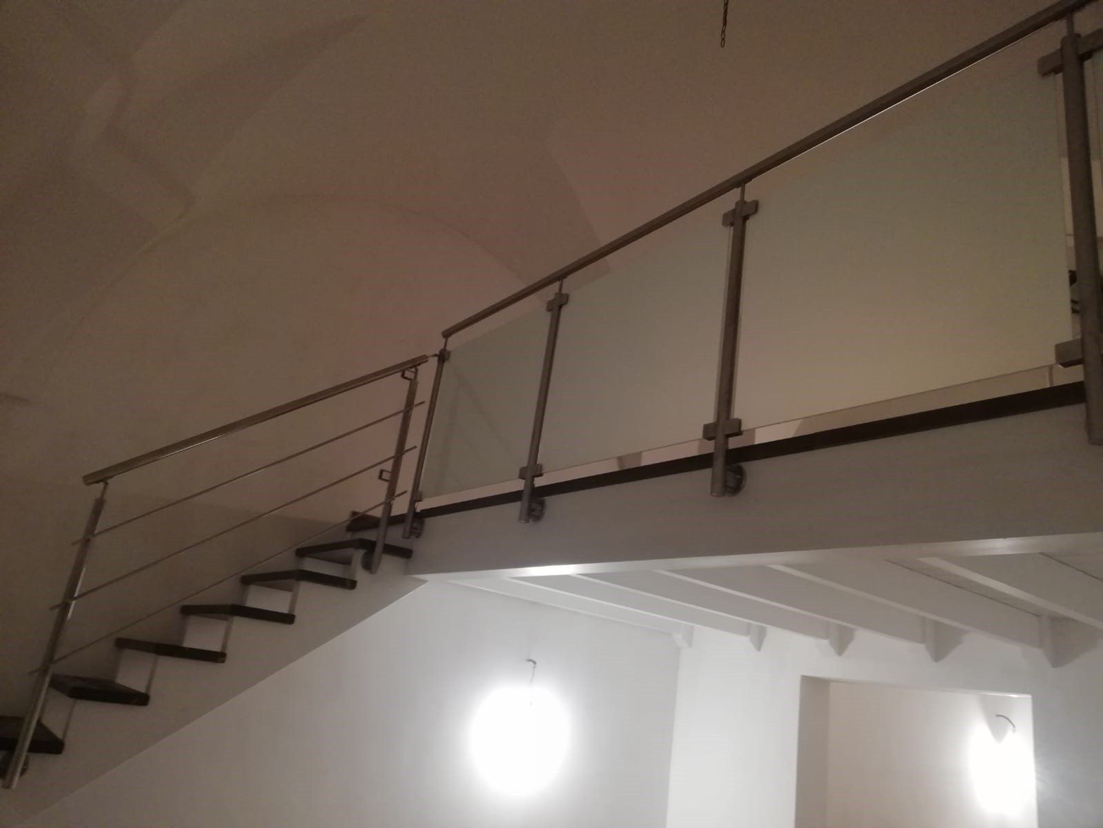 Soppalco con scala e ringhiera in acciaio satinato