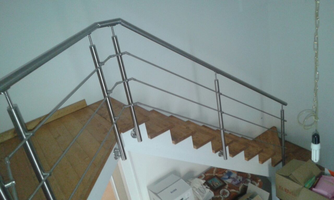 Scala in legno lamellare prevista di ringhiera in acciaio