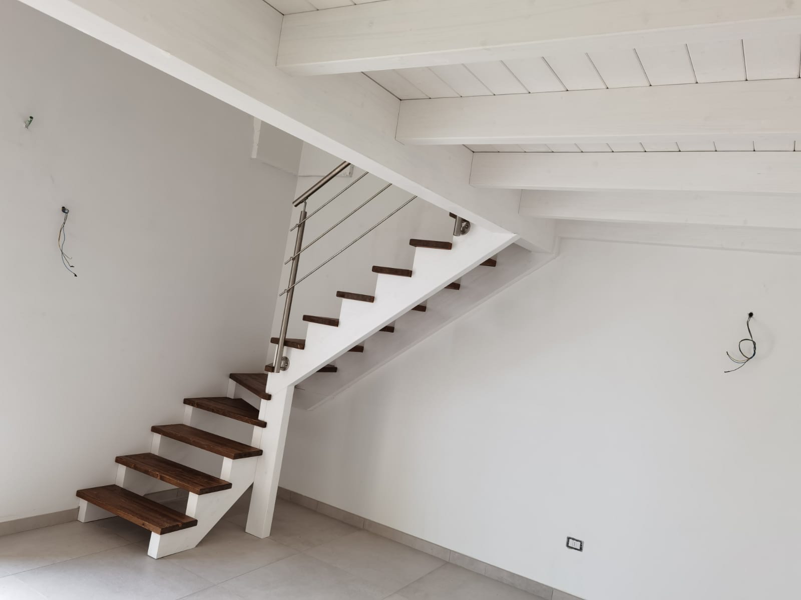 Soppalco con scala in legno