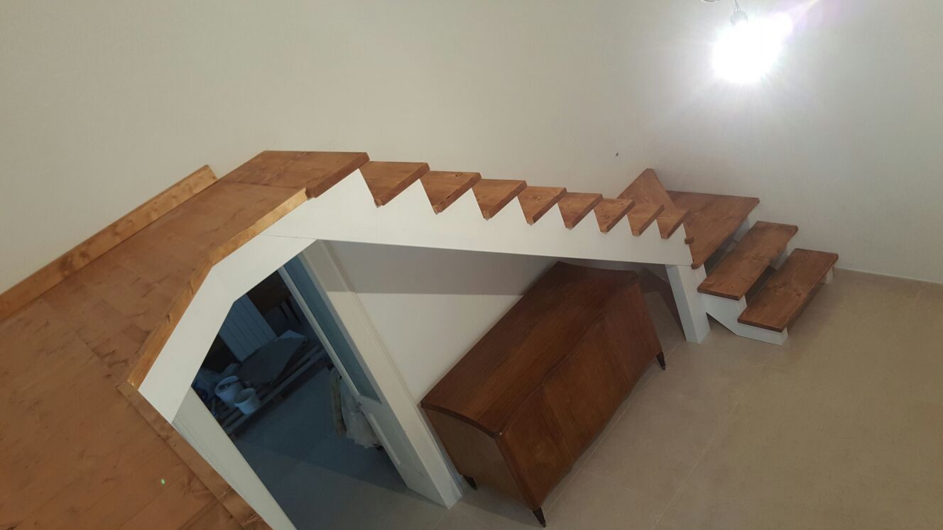 Scala in legno lamellare e soppalco