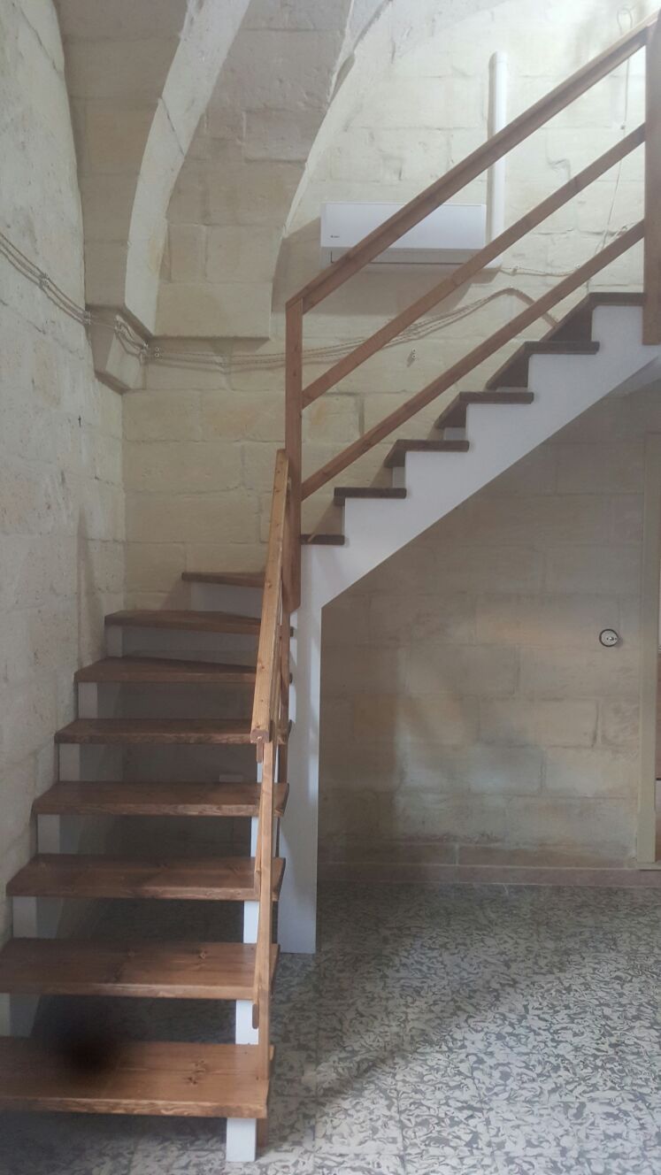 Scala in legno lamellare con ringhiera