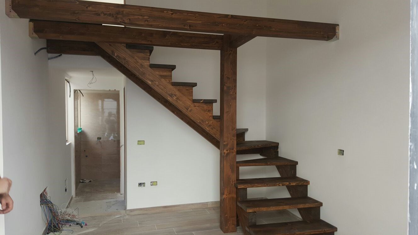 Scala in legno lamellare colore noce