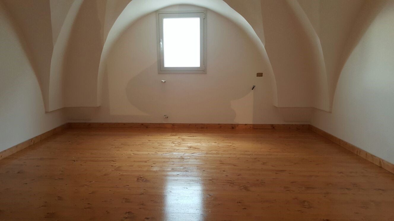 Pavimento di perlina in legno di spessore 32mm con verniciature antigraffio