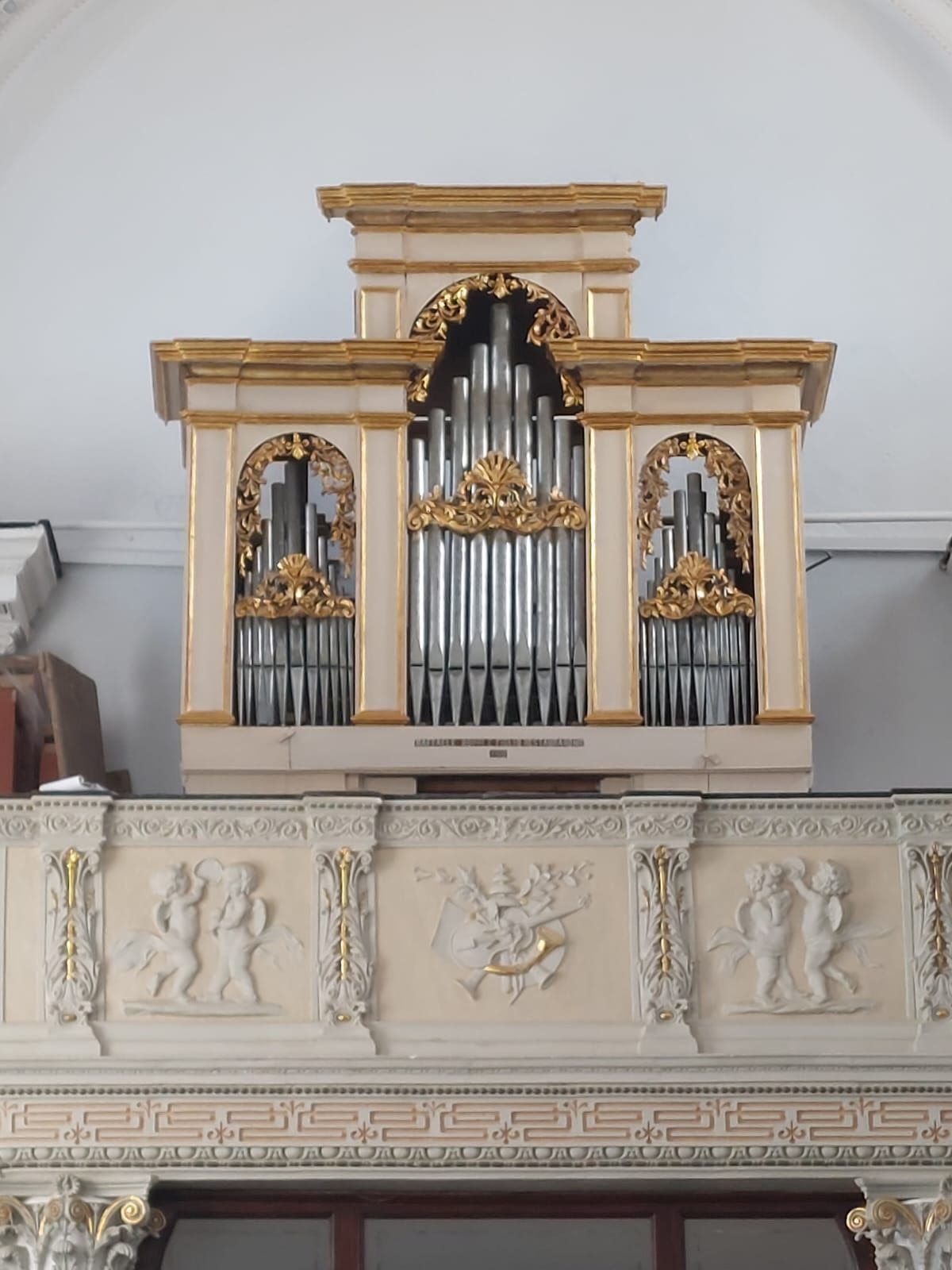 l' organo è decorato con statue di angeli e cavalli
