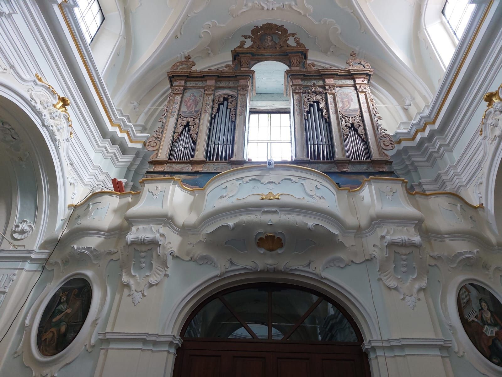 l' interno di una chiesa con un organo sopra la porta