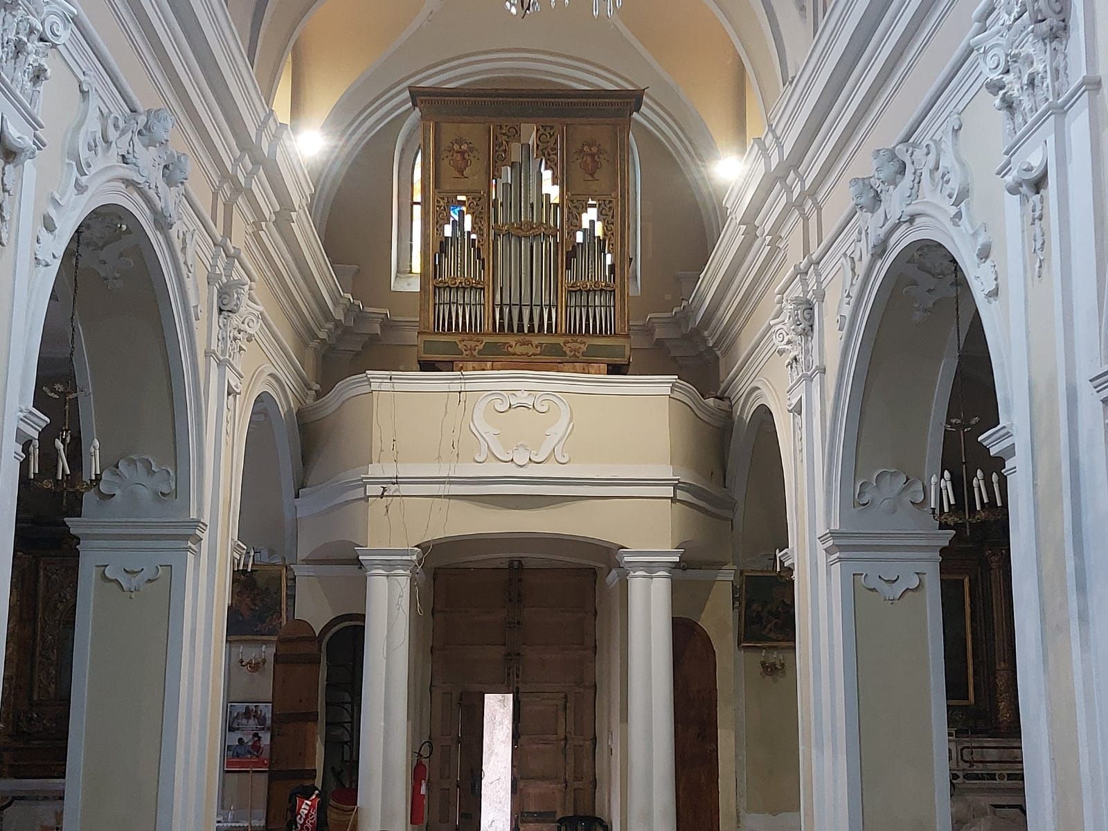 l' interno di una chiesa con un organo sopra l' altare .