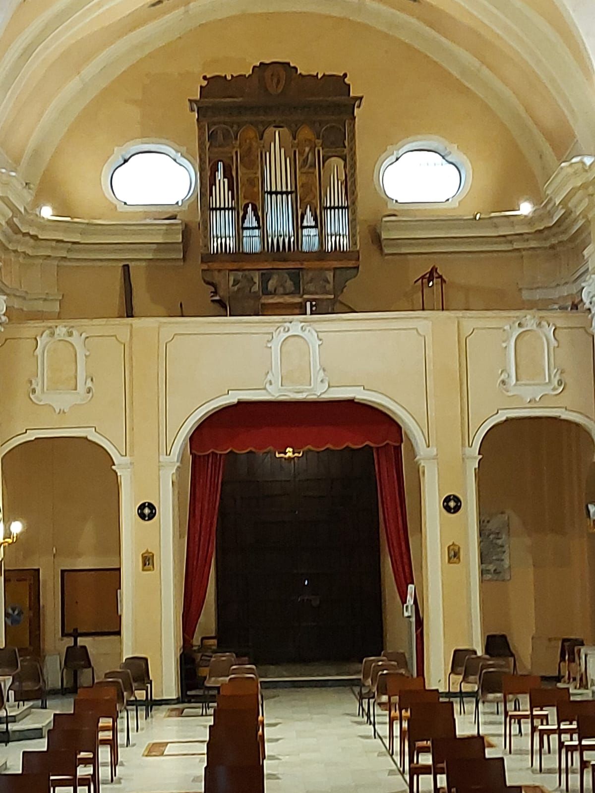 l' interno di una chiesa con un organo sopra