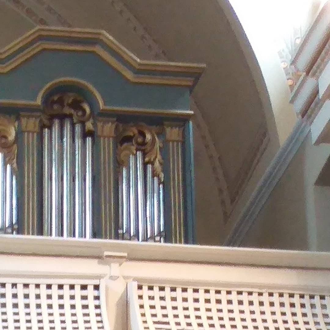 un organo è in cima a un balcone in una chiesa