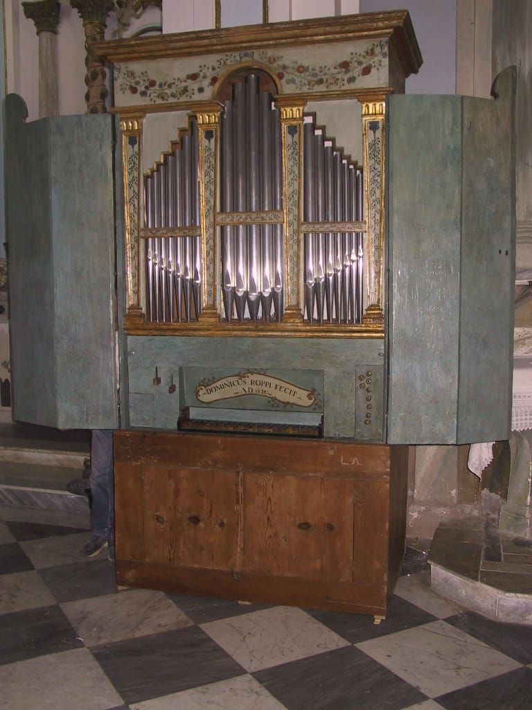 un organo in una chiesa con le ante aperte