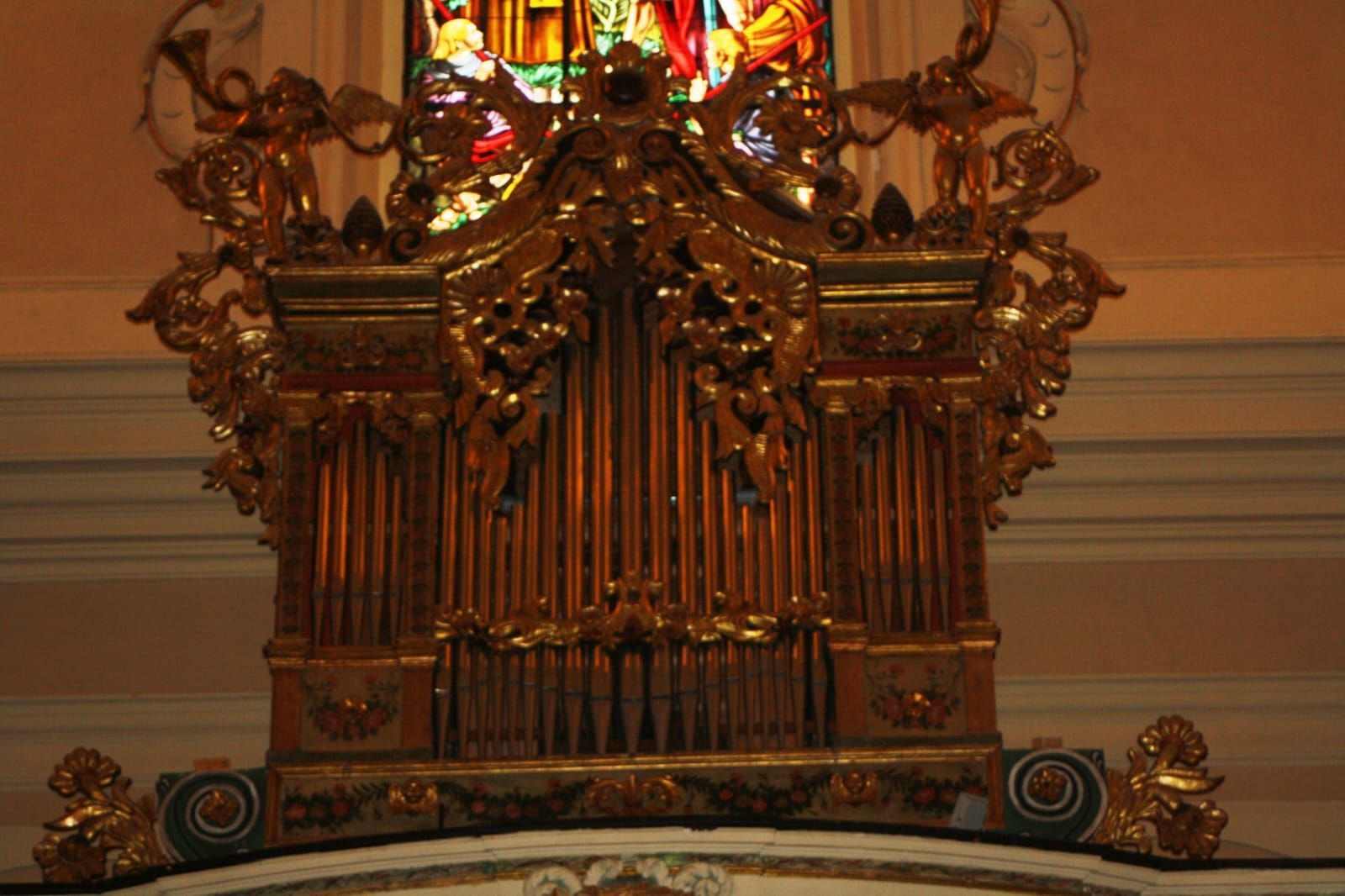 un organo è in cima a un muro in una chiesa .