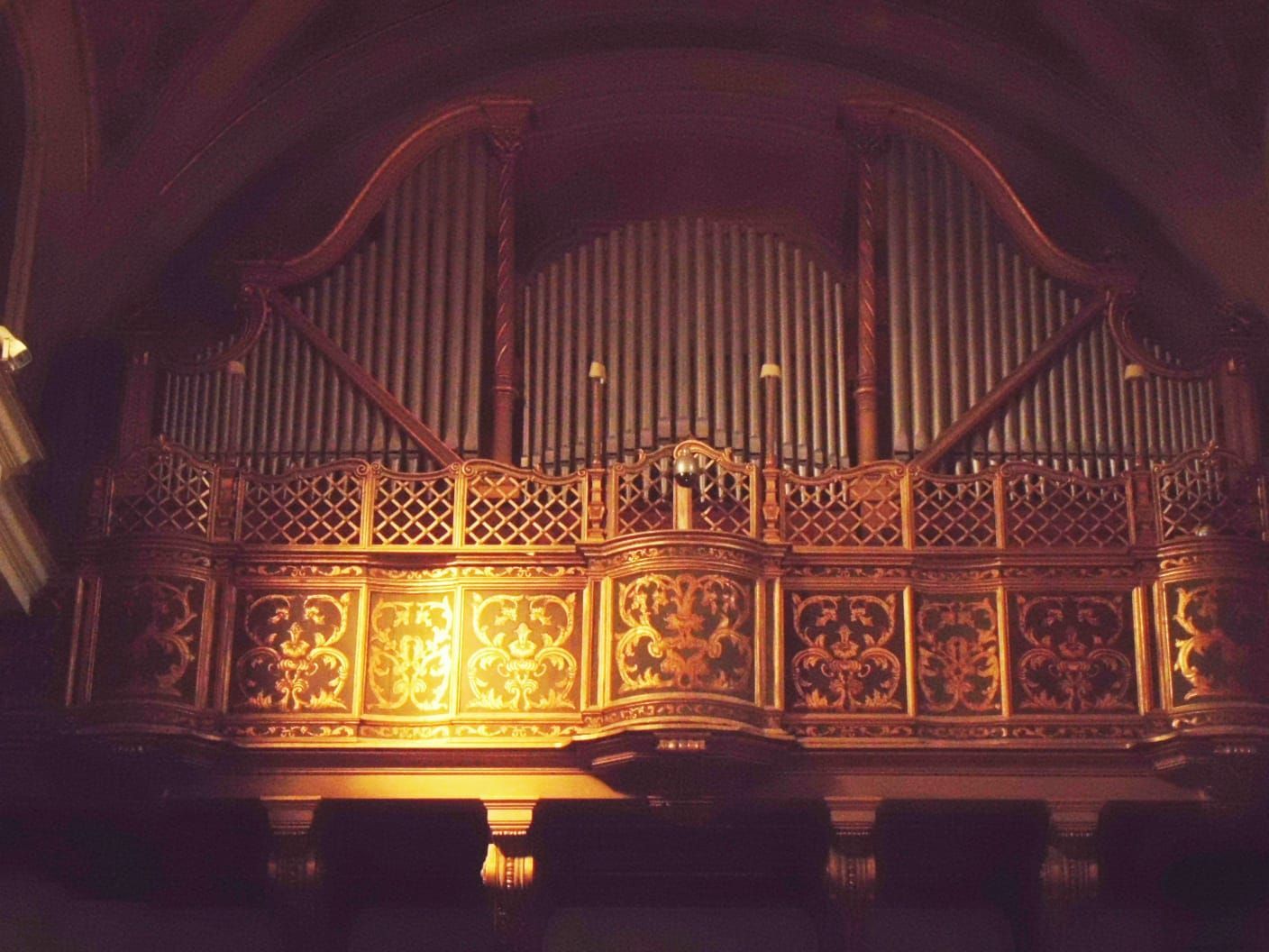 un organo a canne in una chiesa è illuminato di notte