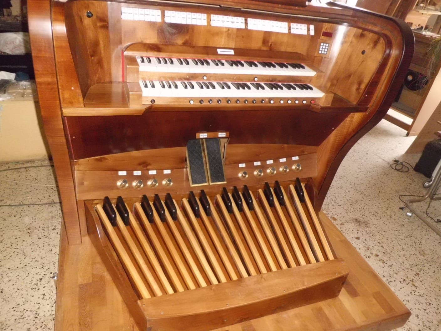 un primo piano di una tastiera di un organo