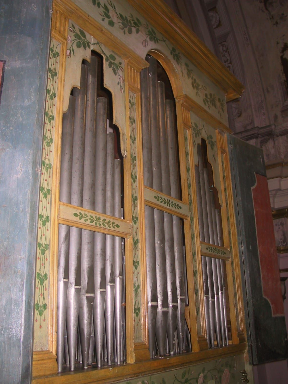 un organo in una chiesa è decorato con foglie verdi