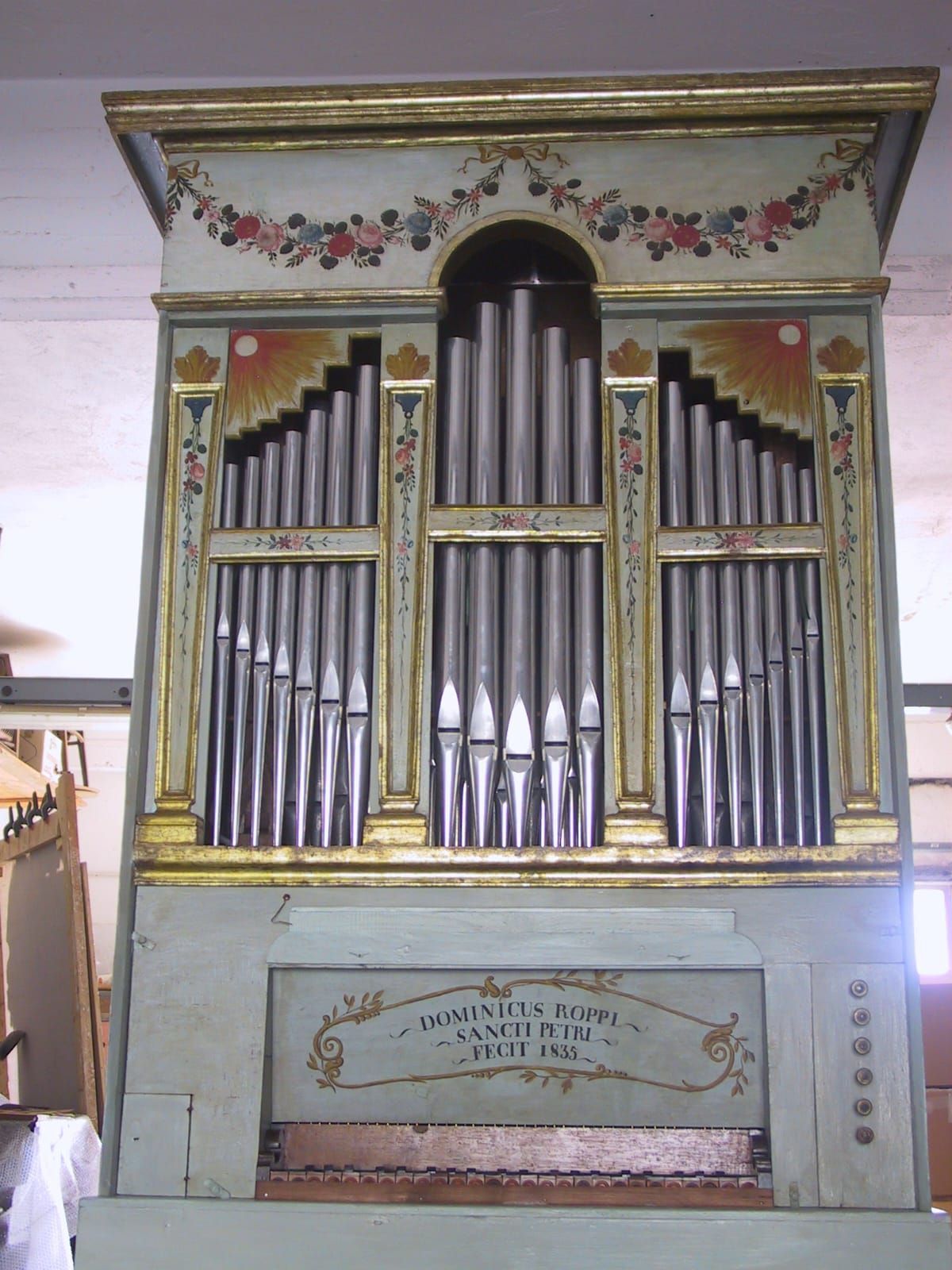 un organo è decorato con fiori e foglie e è stato costruito nel 1906