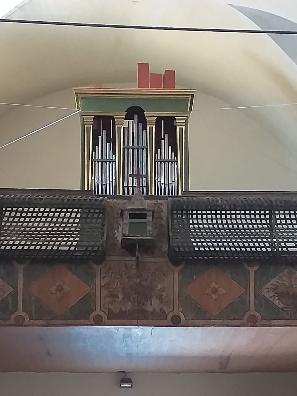 un organo è appeso al soffitto di un edificio .