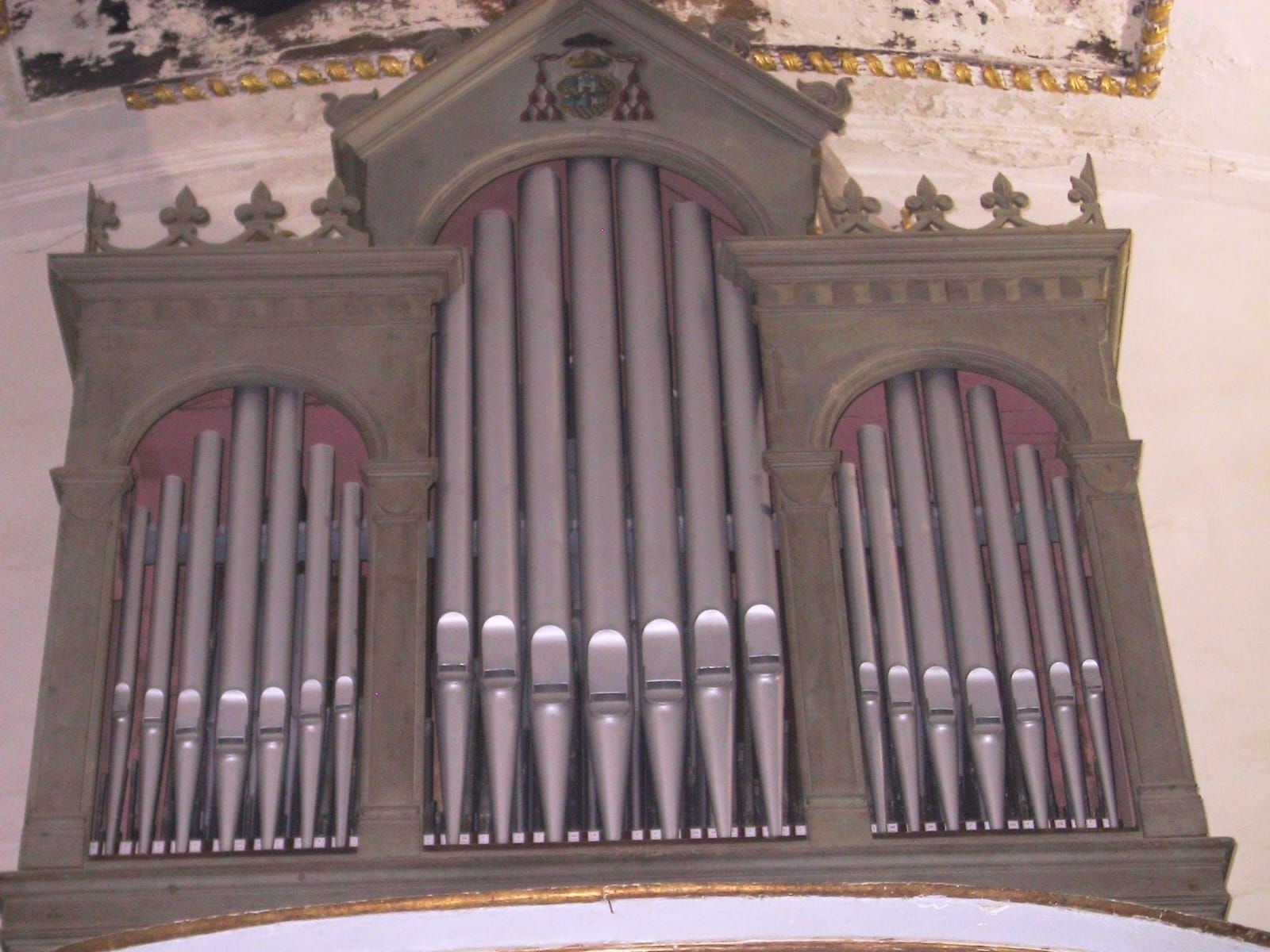 un organo a canne è appeso al soffitto di un edificio