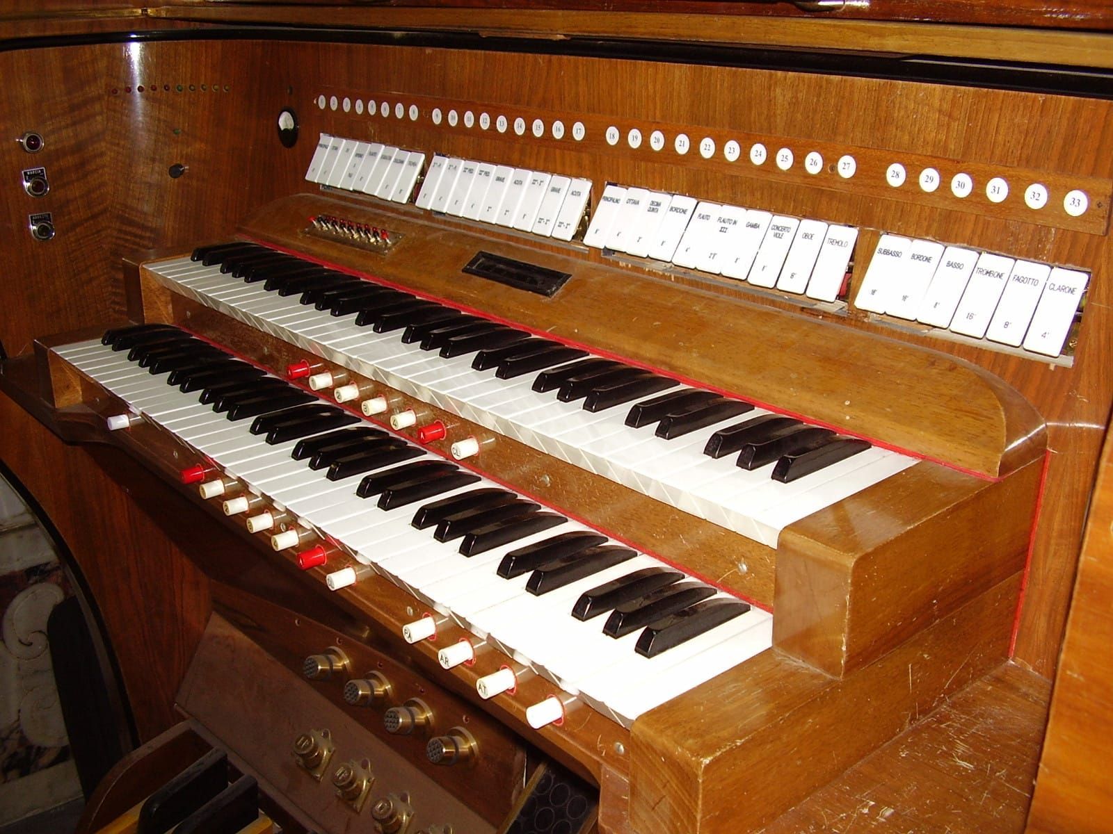 un primo piano di una tastiera di pianoforte in legno