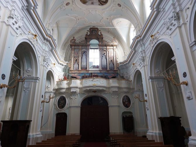 l' interno di una chiesa con un organo in cima .