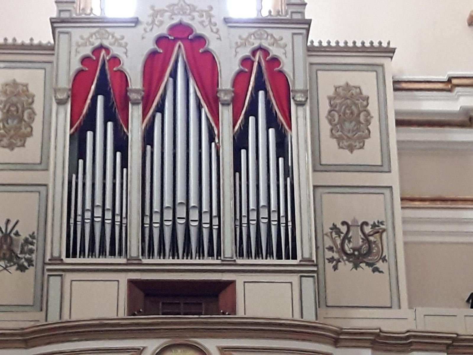 l' organo è decorato con una tenda rossa e nera