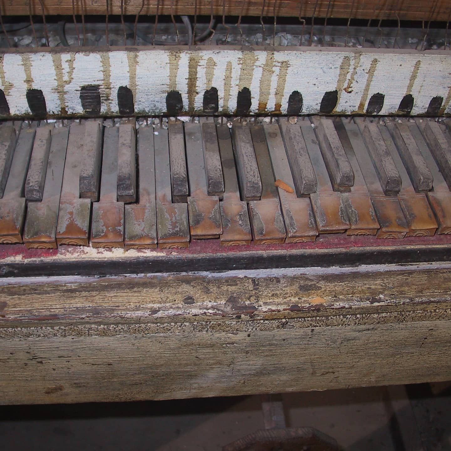 un primo piano di una tastiera di un pianoforte