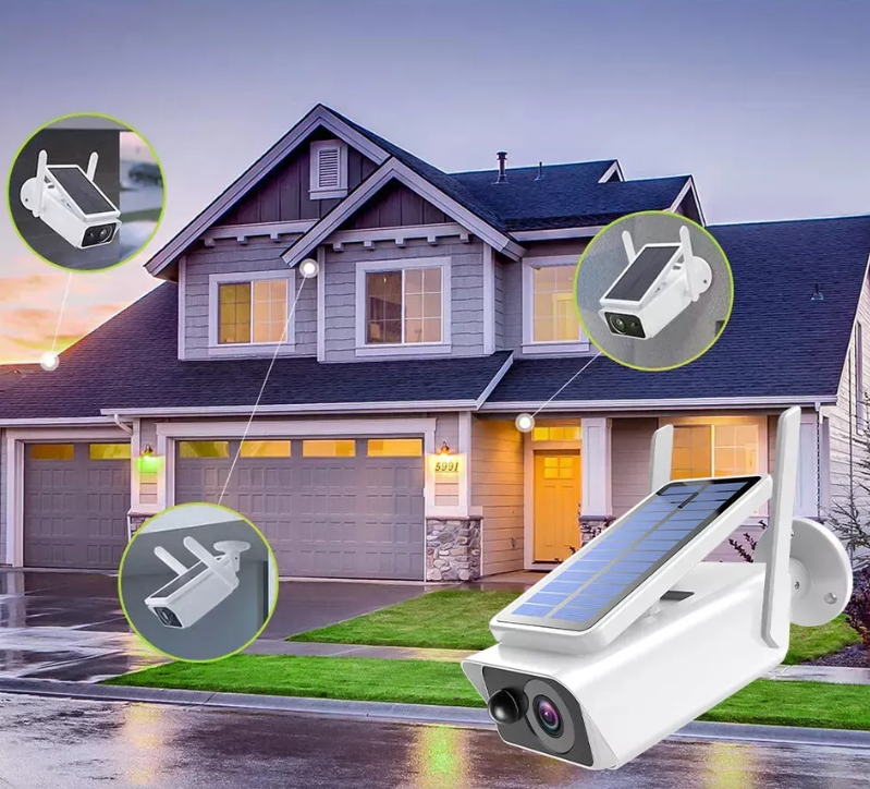 Una casa con una cámara de seguridad alimentada por energía solar en el frente.