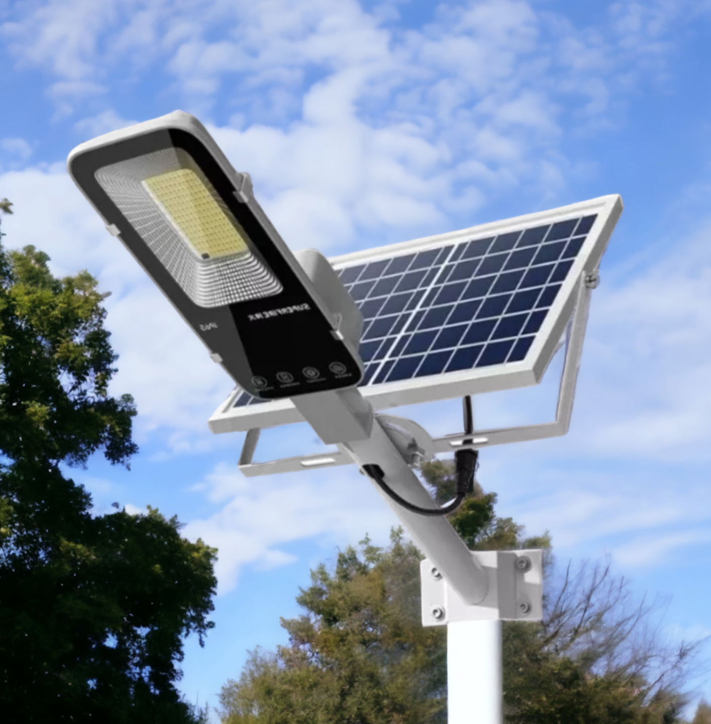 Una farola con un panel solar conectado a ella